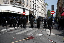Coletes amarelos voltam a sair à rua em Paris no Dia do Trabalhador