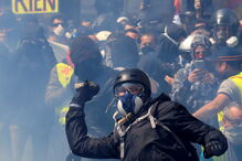 Coletes amarelos voltam a sair à rua em Paris no Dia do Trabalhador