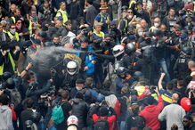 Coletes amarelos voltam a sair à rua em Paris no Dia do Trabalhador