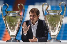 Iker Casillas rodeado de troféus na despedida do clube Real Madrid