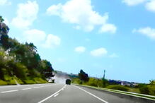 Autocarro foi desviado para a faixa contrária pelo condutor, que evitou o embate frontal