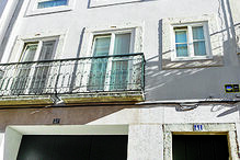 Casas contam com duas garagens e várias assoalhadas