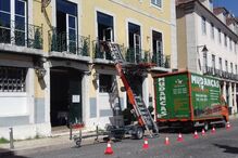 Casas contam com duas garagens e várias assoalhadas