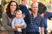 Fotografia dos duques de Cambrigde e os três filhos