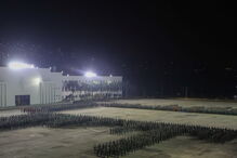 Nicolás Maduro marcha com militares para mostrar apoio das Forças Armadas. Veja as imagens