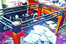 Rasto de destruição que a agressora deixou no escritório do namorado