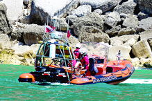 Resgate de pescador lúdico, que ‘caiu’ ao mar junto aos rochedos, fez parte do exercício náutico na enseada da Nazaré realizado pela Marinha, Polícia Marítima, Instituto de Socorros a náufragos, bombeiros e nadadores 
