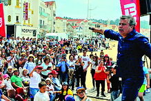Público da praia da Nazaré vibrou com a atuação do cantor Toy  