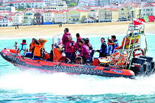 Lancha salva-vidas do Instituto de Socorros a Náufragos levou um dos grupos que fizeram nesta iniciativa o seu batismo de mar 