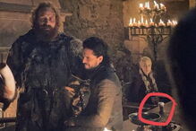 Copo de café surge em cima da mesa no 4º episódio de 'Guerra dos Tronos'