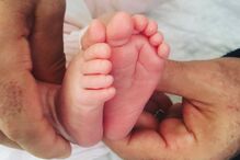 pé de Lua, filha de José Raposo e Sara Barradas.jpg