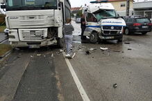 Dois bombeiros feridos em colisão frontal contra camião