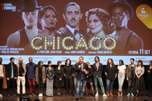 Diogo Infante (ao centro) com o elenco do musical ‘Chicago’, que estreia no Teatro da Trindade no dia 11 de setembro 