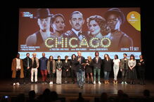 Diogo Infante (ao centro) com o elenco do musical ‘Chicago’, que estreia no Teatro da Trindade no dia 11 de setembro 
