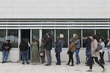 Utentes esperam para serem atendidos na Conservatória de Oeiras