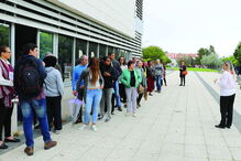 Utentes esperam para serem atendidos na Conservatória de Oeiras