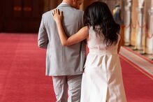 Harry e Meghan apresentam o filho ao mundo	