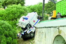 Ambulância ficou destruída  