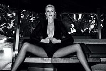 Atriz e modelo Sharon Stone posa em topless aos 61 anos