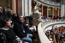 Mário Nogueira, o secretário-geral da FENPROF, assiste à votação do texto final sobre a contagem integral do tempo de serviço dos professores