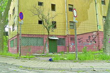 Colocadas grades de proteção junto aos edifícios