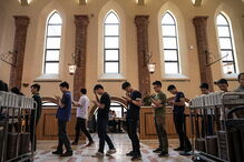 Huawei, a tecnológica milionária onde os trabalhadores dormem debaixo das secretárias