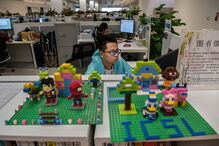 Huawei, a tecnológica milionária onde os trabalhadores dormem debaixo das secretárias