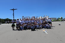 O terço gigante, feito com boias brancas, por familiares de pescadores da Póvoa de Varzim, destacava-se no alcatrão negro do recito de oração do Santuário 