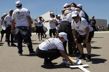 O terço gigante, feito com boias brancas, por familiares de pescadores da Póvoa de Varzim, destacava-se no alcatrão negro do recito de oração do Santuário 