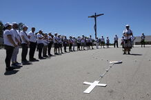 O terço gigante, feito com boias brancas, por familiares de pescadores da Póvoa de Varzim, destacava-se no alcatrão negro do recito de oração do Santuário 