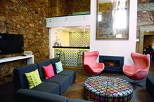 O Cerca Design House, em Chãos, Fundão, concilia tradição e modernidade. este solar do século XVII foi transformado num elegante refúgio