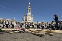 Peregrinos emocionam-se ao chegar a Fátima após caminhada de fé