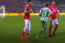 Fábio Coentrão tira calções a Samaris em momento insólito no jogo entre Rio Ave e Benfica