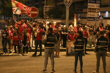 Adeptos do Benfica receberam a equipa no estádio da Luz de madrugada