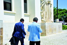 Ex-chefe da PSP (à direita) está a ser julgado no Tribunal de Santarém, acusado da prática de três crimes 