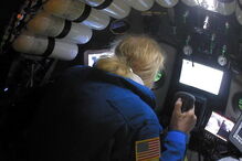 Mergulhador bate recorde de profundidade e encontra plástico no fundo do mar 