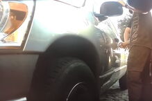 Homens entre os dois veículos