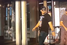 Homens gozam depois do riscarem o automóvel