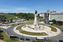 A estrutura metálica está a ser colocada à volta da estátua do Marquês de Pombal