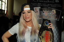 Ashley Massaro com um título da WWE