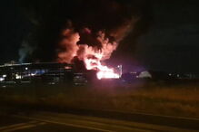 Incêndio em armazém em Porto Alto mobiliza quase meia centena de bombeiros