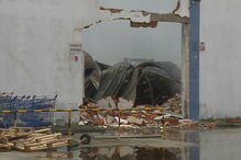  Incêndio em armazém em Porto Alto mobiliza quase meia centena de bombeiros