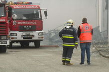  Incêndio em armazém em Porto Alto mobiliza quase meia centena de bombeiros