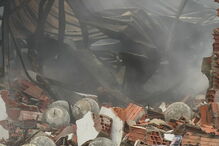  Incêndio em armazém em Porto Alto mobiliza quase meia centena de bombeiros