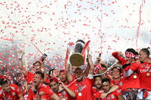 Equipa do Benfica ergue taça do título no relvado do Estádio da Luz