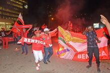 Adeptos comemoram título benfiquista em Maputo, Moçambique