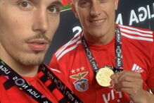 Cervi partilhou várias fotografias com os colegas de equipa a fazer a festa do título