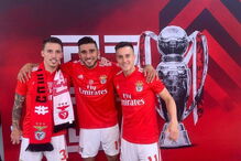 Cervi partilhou várias fotografias com os colegas de equipa a fazer a festa do título