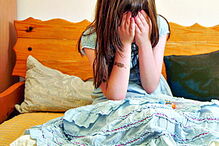 Mulher deixa menina de 10 anos ser violada