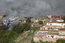 Incêndio destrói dez barracas em Sacavém. Explosões ouvidas no local